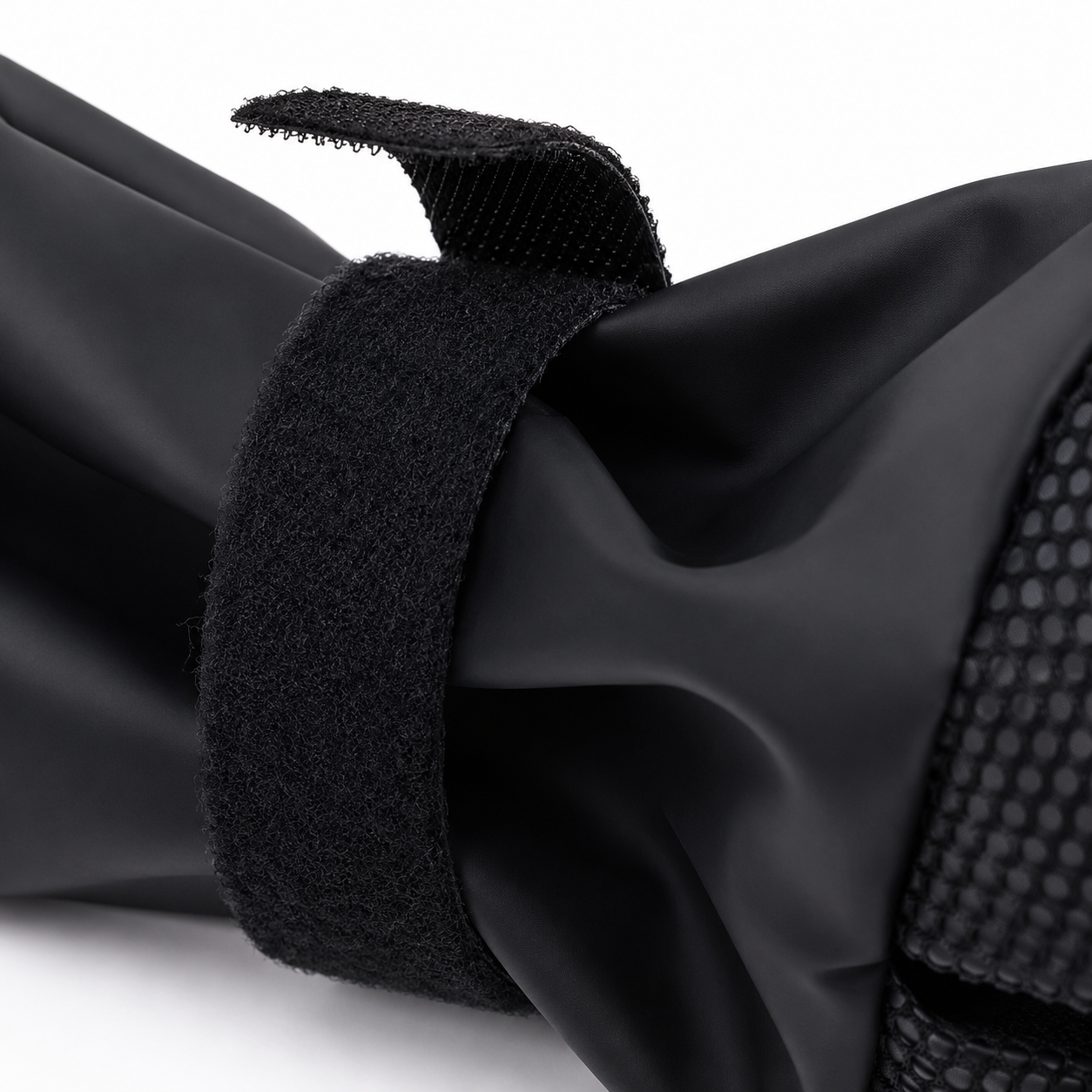 Bottes à bretelles La Grenouillère pour chien, coloris Noir, Maison Pattounes, vue 5 : détail de la bande auto-agrippante