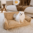 Canapé moelleux pour chien Le Boudoir Camel — mise en situation salon