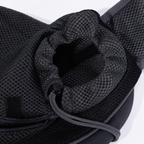 Détail de l'ouverture matelassée à cordon de serrage du sac Le Baladin noir, par laquelle le chien passe la tête