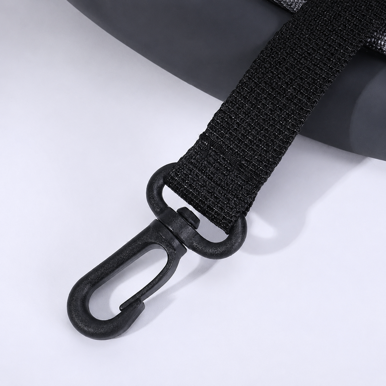 Détail du mousqueton de sécurité intérieur du sac Le Baladin violet, à clipser au harnais du chien