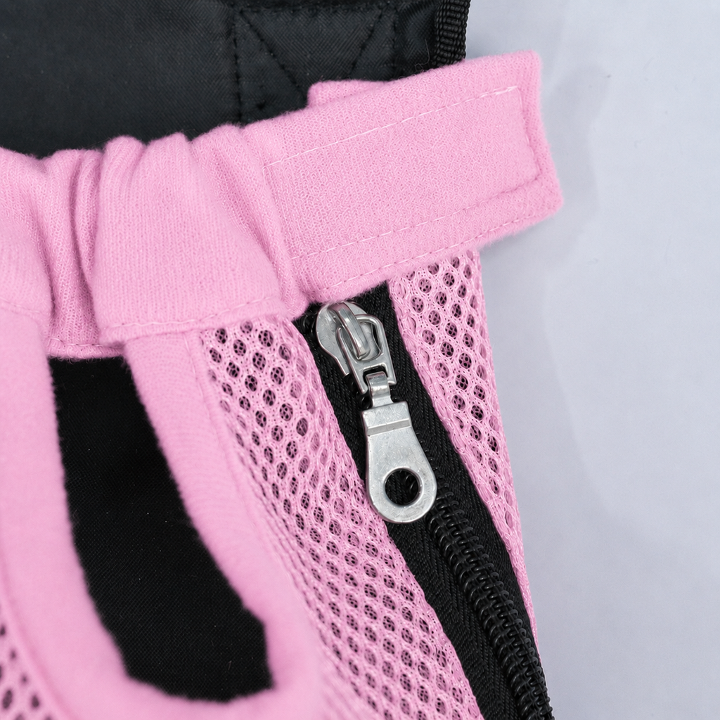 Gros plan sur la fermeture éclair latérale et la patte auto-agrippante du sac L'Éclaireur rose, en maille respirante rose