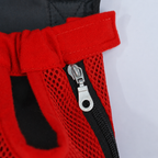 Gros plan sur la fermeture éclair latérale et la patte auto-agrippante du sac L'Éclaireur rouge, en maille respirante rouge