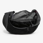 Sac bandoulière Le Baladin noir ouvert, doublure intérieure et cordon de serrage visibles — maille respirante pour petit chien
