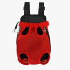 Sac de transport L'Éclaireur rouge présenté à plat, vue de face : quatre ouvertures pour les pattes, bretelles réglables rembourrées et maille respirante rouge