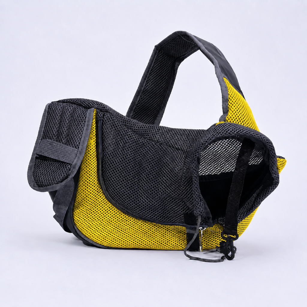 Sac de transport bandoulière pour chien Le Baladin jaune, vue de côté sur fond neutre : maille respirante jaune et bandoulière matelassée réglable