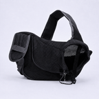 Sac de transport bandoulière pour chien Le Baladin noir, vue de côté sur fond neutre : maille respirante noire et bandoulière matelassée réglable