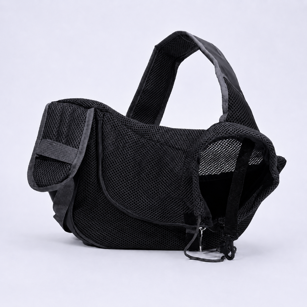 Sac de transport bandoulière pour chien Le Baladin noir, vue de côté sur fond neutre : maille respirante noire et bandoulière matelassée réglable