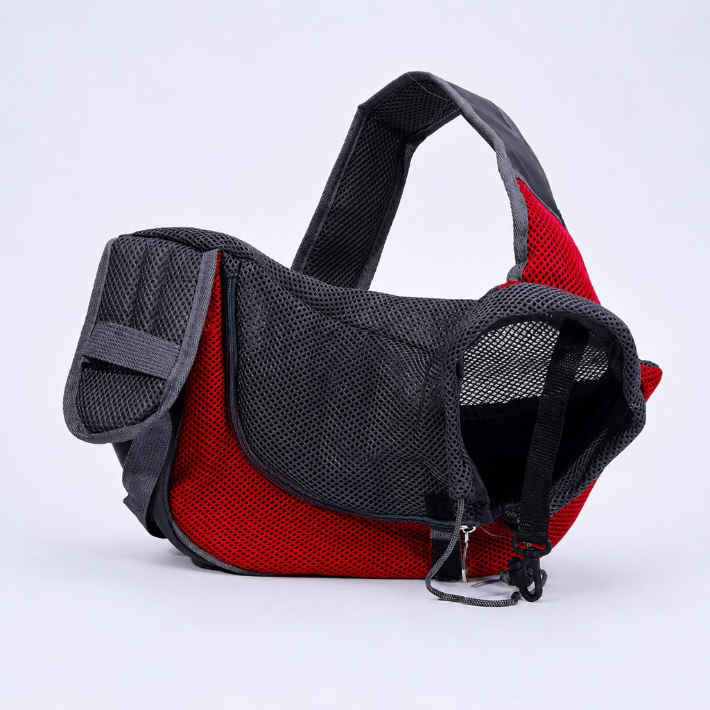 Sac de transport bandoulière pour chien Le Baladin rouge, vue de côté sur fond neutre : maille respirante rouge et bandoulière matelassée réglable