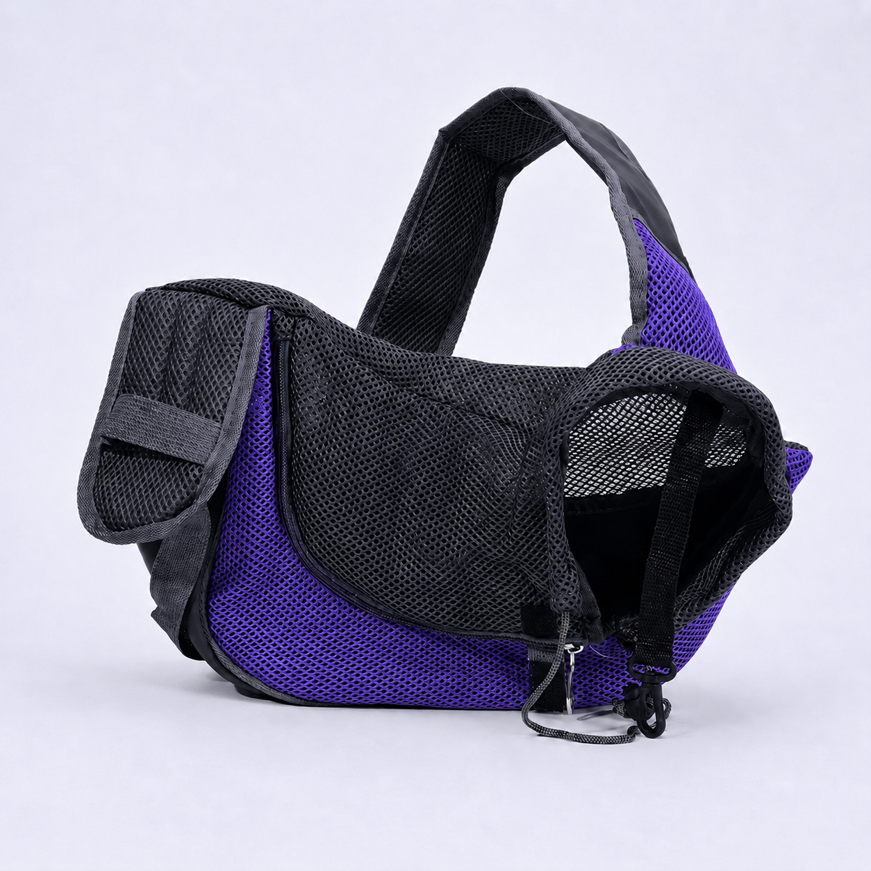 Sac de transport bandoulière pour chien Le Baladin violet, vue de côté sur fond neutre : maille respirante violette et bandoulière matelassée réglable