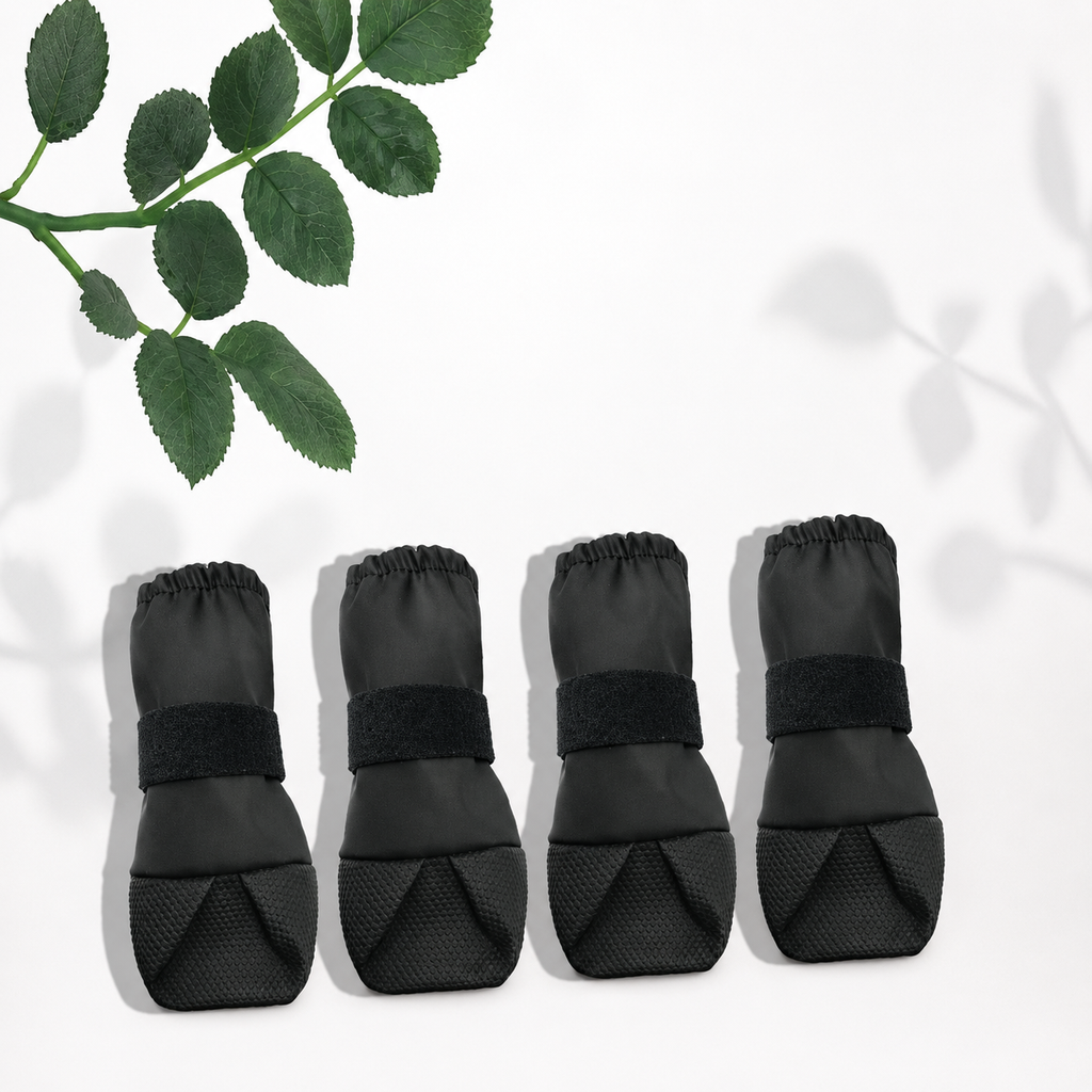 Bottes imperméables Le Chausson pour chien, coloris Noir, Maison Pattounes, vue 4 : le lot de quatre bottes à plat