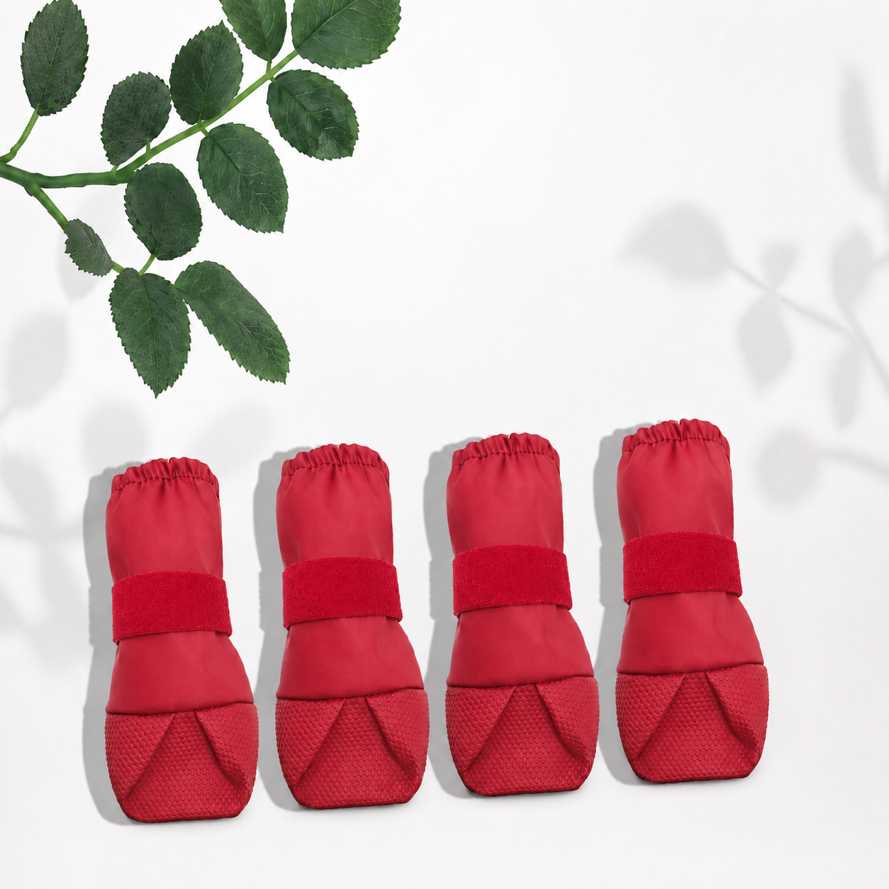 Bottes imperméables Le Chausson pour chien, coloris Rouge, Maison Pattounes, vue 4 : le lot de quatre bottes à plat