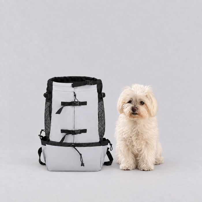 Sac à dos Le Grimpeur taille S, 42 cm de haut, à côté d'un petit chien blanc